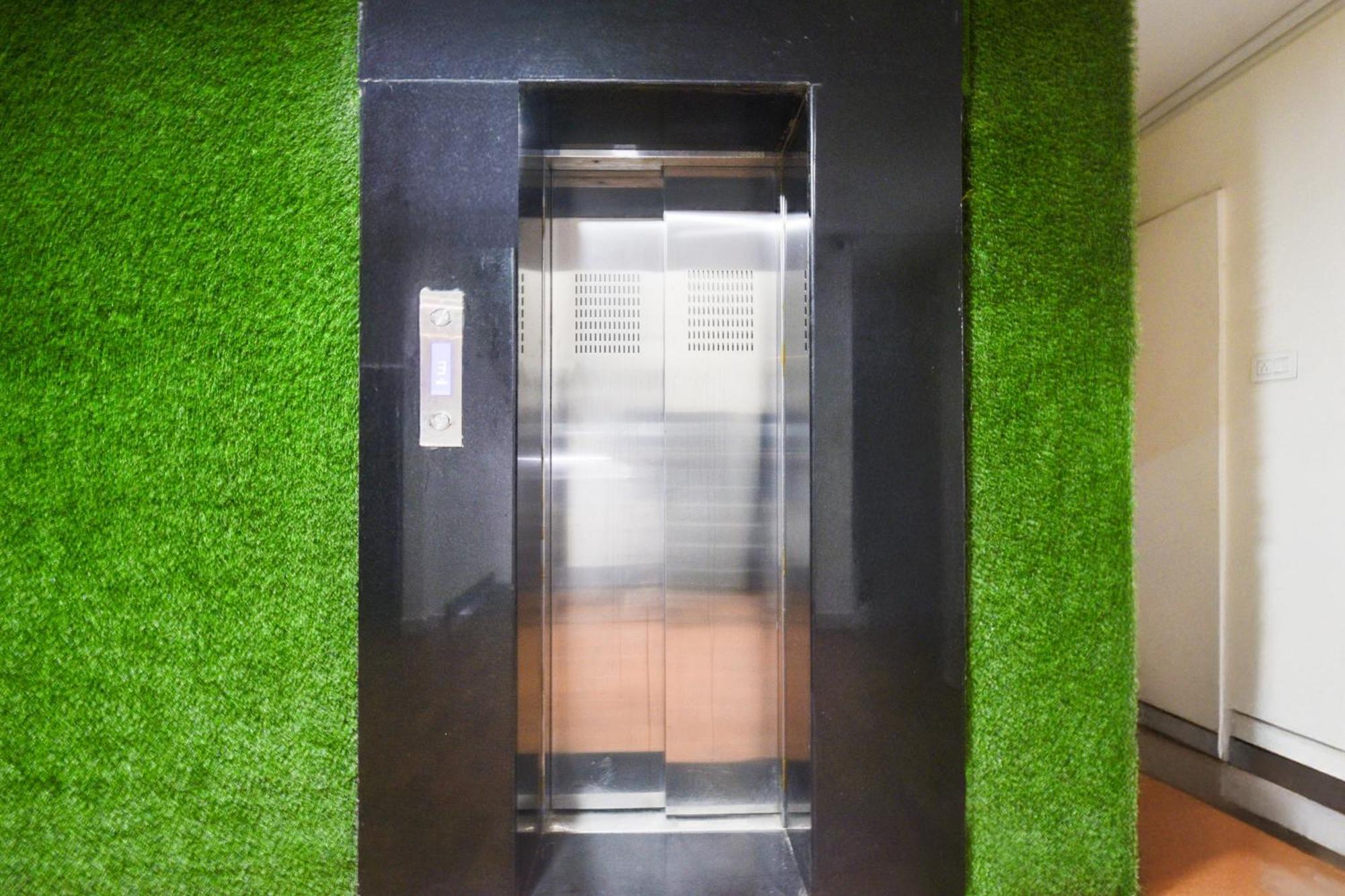 Super Townhouse Madhapur 100 Feet Road Formerly Jkc Grand Hyderabad Luaran gambar