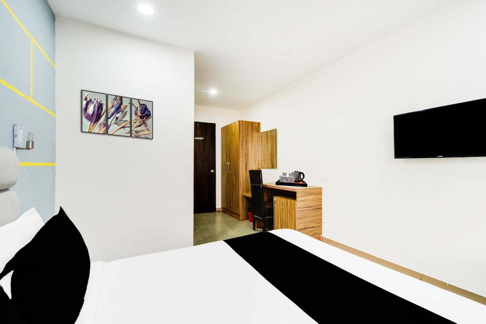 Super Townhouse Madhapur 100 Feet Road Formerly Jkc Grand Hyderabad Luaran gambar